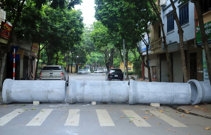 Hà Nội: Dùng thùng container, xe tải, ống cống làm chốt cứng kiểm soát dịch COVID-19 - Ảnh 7.
