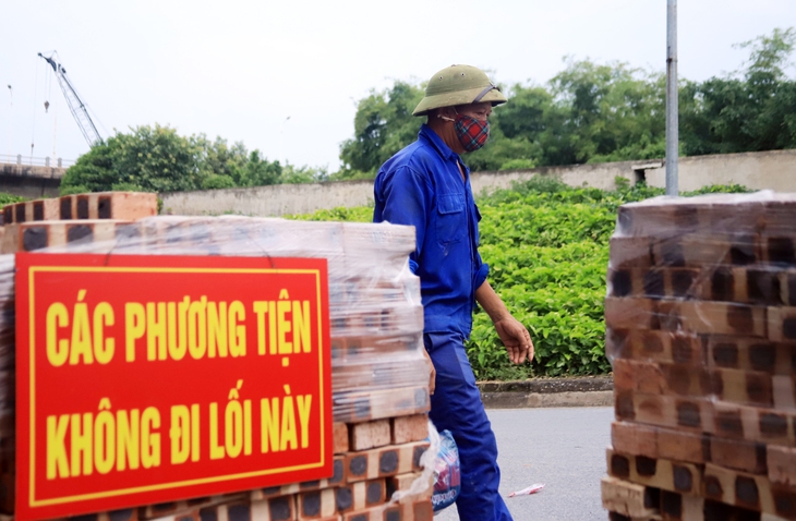 Hà Nội: Dùng thùng container, xe tải, ống cống làm chốt cứng kiểm soát dịch COVID-19 - Ảnh 10.
