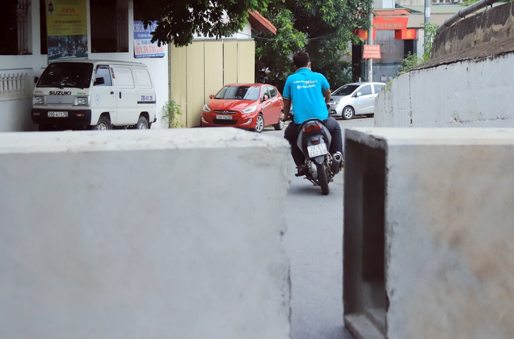 Hà Nội: Dùng thùng container, xe tải, ống cống làm chốt cứng kiểm soát dịch COVID-19 - Ảnh 13.