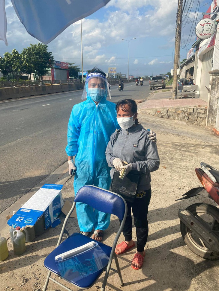 Người phụ nữ đi dép lê phát tiền cho dân về quê tránh dịch: “16 năm nay tôi chưa biết đến bộ quần áo mới” - Ảnh 3.