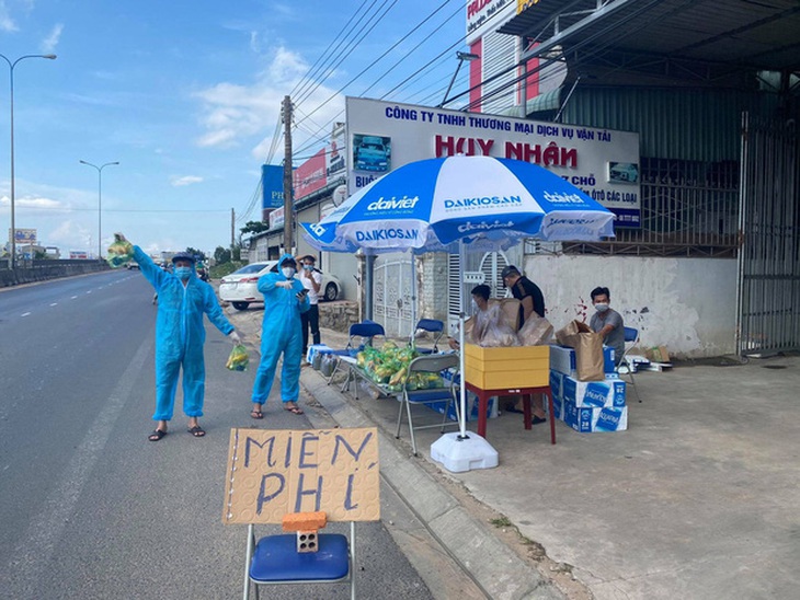 Người phụ nữ đi dép lê phát tiền cho dân về quê tránh dịch: “16 năm nay tôi chưa biết đến bộ quần áo mới” - Ảnh 2.