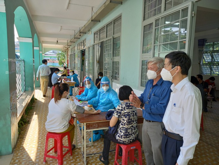 TP.HCM: Linh hoạt và tăng tốc trong tiêm chủng vắc xin ngừa COVID-19 - Ảnh 2.