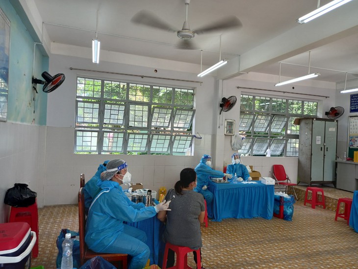 TP.HCM: Linh hoạt và tăng tốc trong tiêm chủng vắc xin ngừa COVID-19 - Ảnh 1.