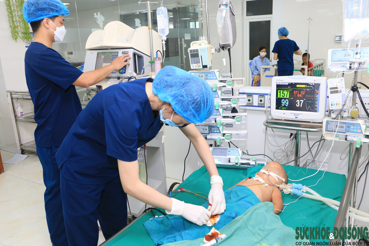 Cứu sống nhiều trẻ nhỏ nguy kịch do bị ong đốt  - Ảnh 2.