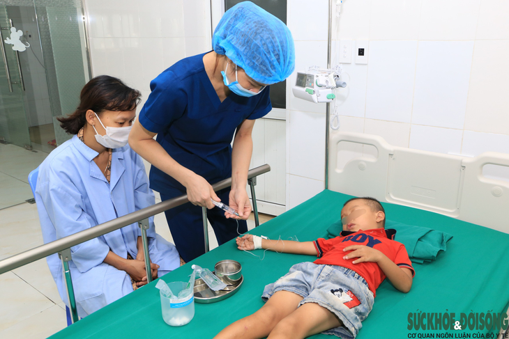 Cứu sống nhiều trẻ nhỏ nguy kịch do bị ong đốt  - Ảnh 4.