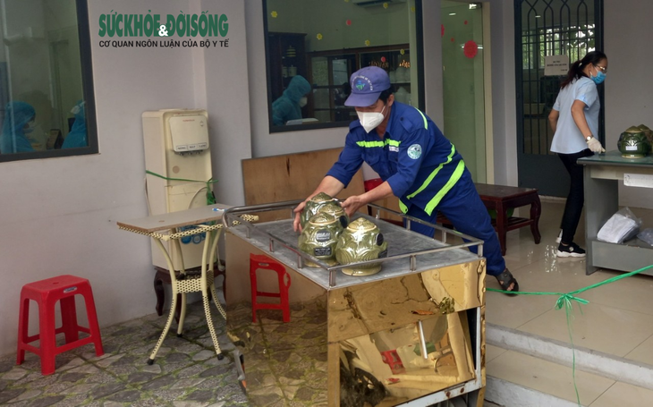 Xúc động hành trình đưa tro cốt người mất vì COVID-19 về tận nhà - Ảnh 2.
