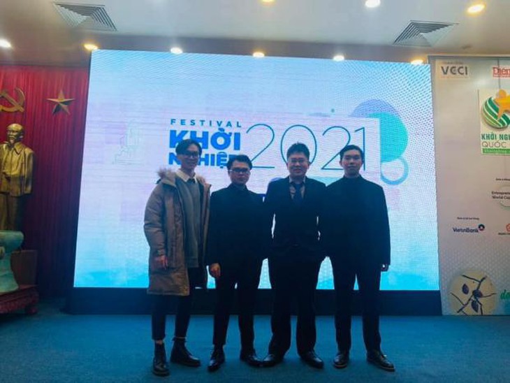 photo-1628571385067