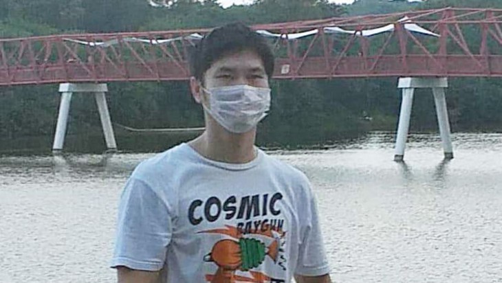 Kể từ năm 1999, anh Lim Kok Leong hàng ngày bắt phương tiện công cộng sang Singapore để làm việc, qua tuyến đường bộ Causeway xuyên biển nối liền 2 nước. Tuy nhiên, đại dịch đã khiến anh kẹt lại ở Singapore hơn 1 năm qua.
