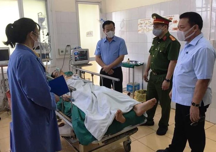 Thăm hỏi, động viên Thượng úy Công an bị đối tượng "thông chốt" đâm trọng thương.