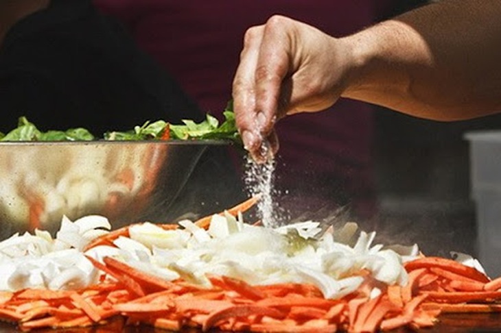 Những dấu hiệu cho thấy bạn đang ăn quá nhiều muối - Ảnh 2. Những dấu hiệu cho thấy bạn đang ăn quá nhiều muối - Ảnh 2.