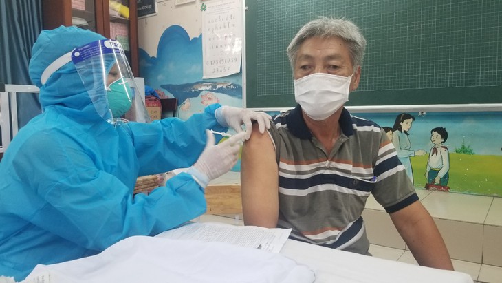 TP.HCM sẽ đạt mức độ tiêm bao phủ vaccine phòng COVID-19 100% người dân trên 18 tuổi - Ảnh 1.