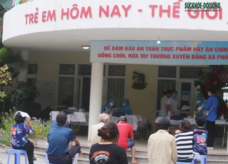 [Ảnh]: Hà Nội lấy mẫu khoảng 300.000 người, quyết "vét sạch F0" trong cộng đồng - Ảnh 1.