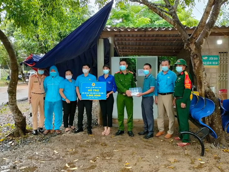 Chuyện nghi tại chốt kiểm soát phòng, chống dịch COVID-19: Màu áo xanh tình nguyện 24/24 có mặt tại chốt - Ảnh 5. Chuyện nghi tại chốt kiểm soát phòng, chống dịch COVID-19: Màu áo xanh tình nguyện 24/24 có mặt tại chốt - Ảnh 5.