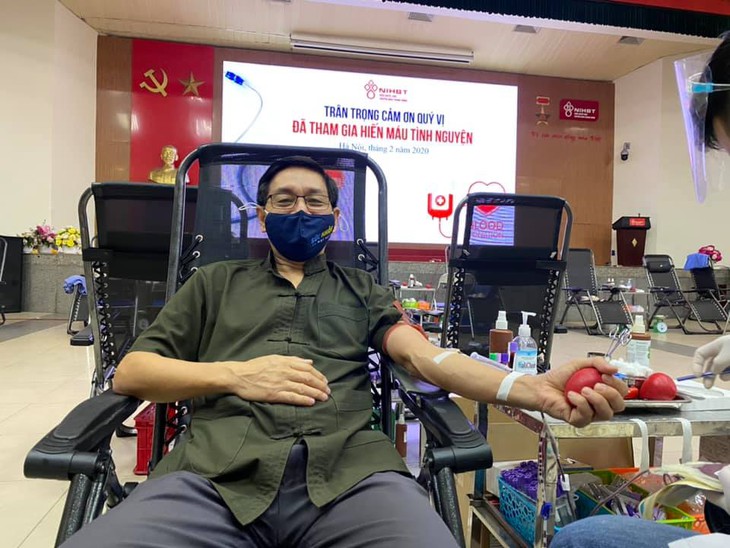 PGS.TS Trần Văn Tớp: "Hiến máu, tôi đang làm cuộc sống của tôi tươi đẹp hơn." - Ảnh 1. PGS.TS Trần Văn Tớp: "Hiến máu, tôi đang làm cuộc sống của tôi tươi đẹp hơn." - Ảnh 1.