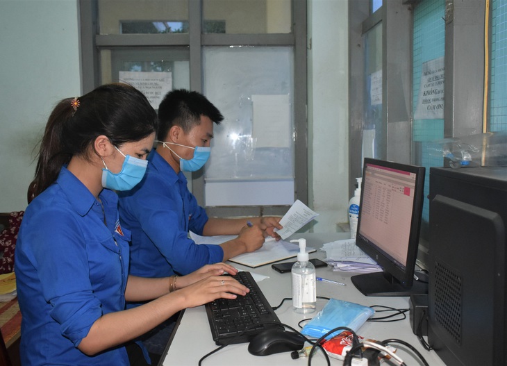 Chuyện nghi tại chốt kiểm soát phòng, chống dịch COVID-19: Màu áo xanh tình nguyện 24/24 có mặt tại chốt - Ảnh 1. Chuyện nghi tại chốt kiểm soát phòng, chống dịch COVID-19: Màu áo xanh tình nguyện 24/24 có mặt tại chốt - Ảnh 1.