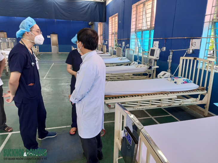 Thu dung, cấp cứu bệnh nhân COVID-19 từ tuyến quận - Ảnh 3.