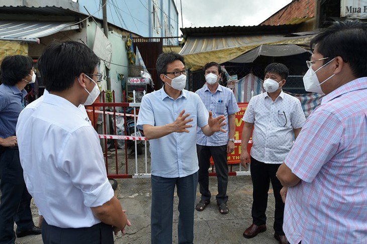 Phó Thủ tướng Vũ Đức Đam: Giãn cách xã hội tránh tình trạng "chặt ngoài, lỏng trong" - Ảnh 1.