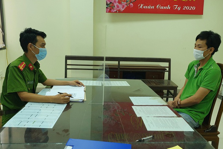 Bắt giám đốc làm giả hàng trăm phiếu xét nghiệm COVID-19 bán cho công nhân, lái xe - Ảnh 1. Bắt giám đốc làm giả hàng trăm phiếu xét nghiệm COVID-19 bán cho công nhân, lái xe - Ảnh 1.
