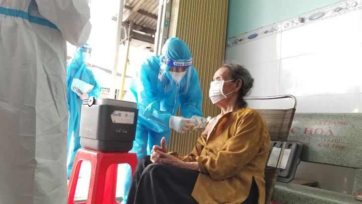 Đi từng ngõ, gõ từng nhà tiêm vaccine COVID-19 cho người cao tuổi - Ảnh 1.