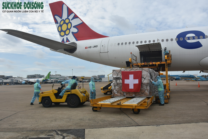 Tiếp nhận trang thiết bị vật tư phục vụ công tác phòng chống dịch từ Thụy Sỹ - Ảnh 4.