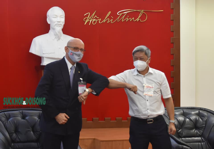 Tiếp nhận hơn 120 tỉ trang thiết bị vật tư phục vụ công tác phòng chống dịch từ Thụy Sỹ - Ảnh 2.
