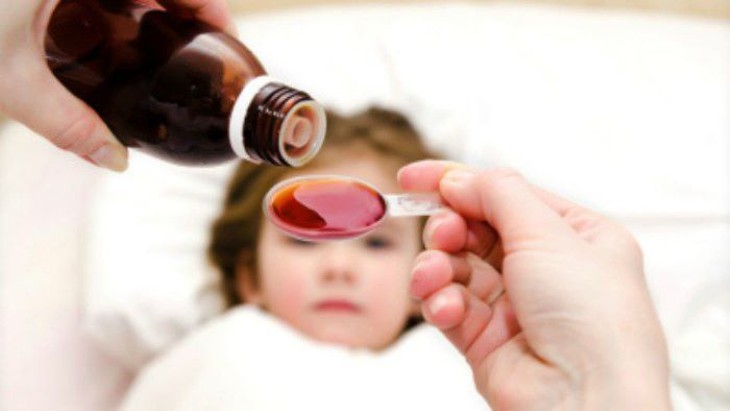 Bác sĩ nhi khoa hướng dẫn cách chuẩn bị tủ thuốc tại nhà cho trẻ em trong mùa dịch - Ảnh 3.