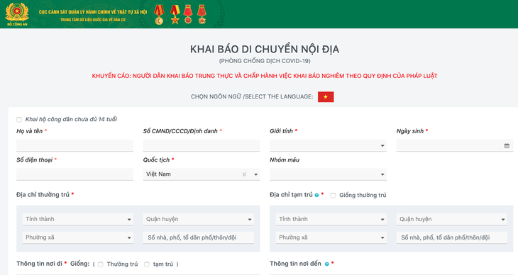 Nhiều người dân lúng túng khi sử dụng phần mềm quản lý công dân vùng dịch ở chốt kiểm soát - Ảnh 1.