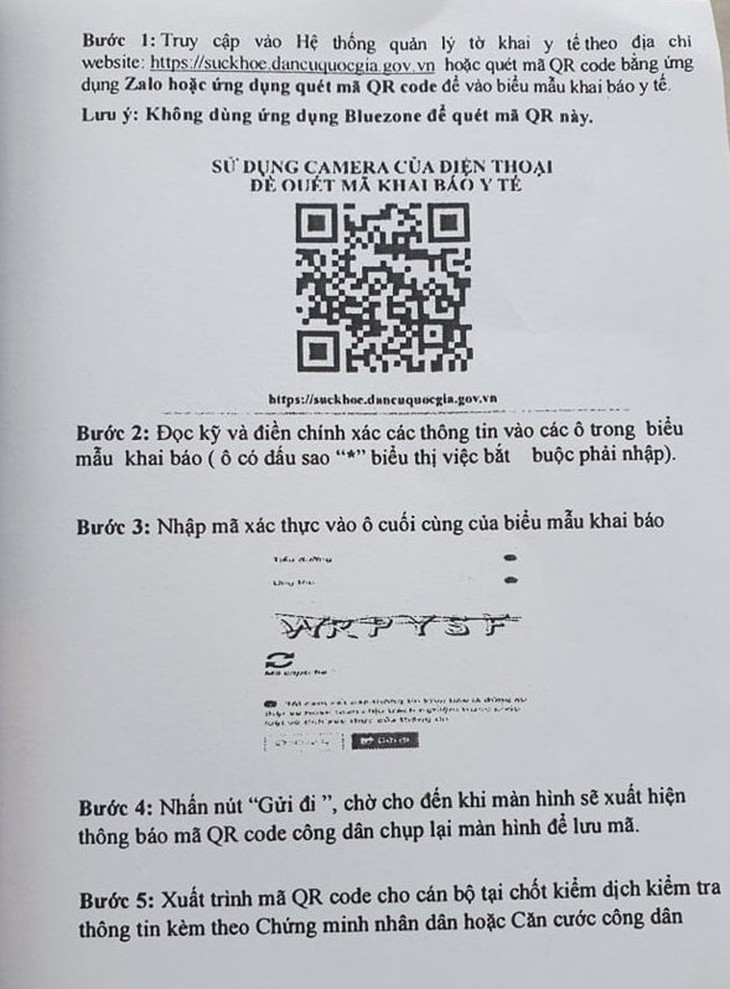 Nhiều người dân lúng túng khi sử dụng phần mềm quản lý công dân vùng dịch ở chốt kiểm soát - Ảnh 2.
