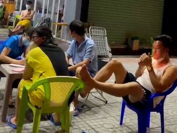 Các đối tượng vi phạm trong vụ việc xảy ra tại TP Vũng Tàu. (Ảnh cắt từ clip của lực lượng chức năng)