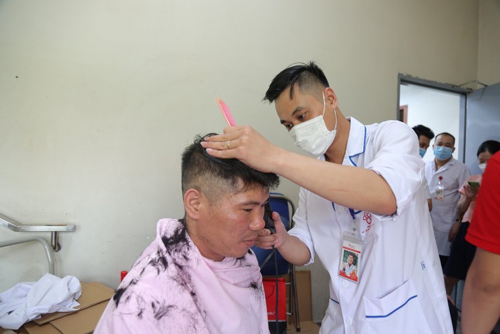 Hà Nội: Hàng nghìn thầy thuốc "xuống tóc" trước khi bước vào tâm dich đẩy lùi COVID-19 - Ảnh 2.