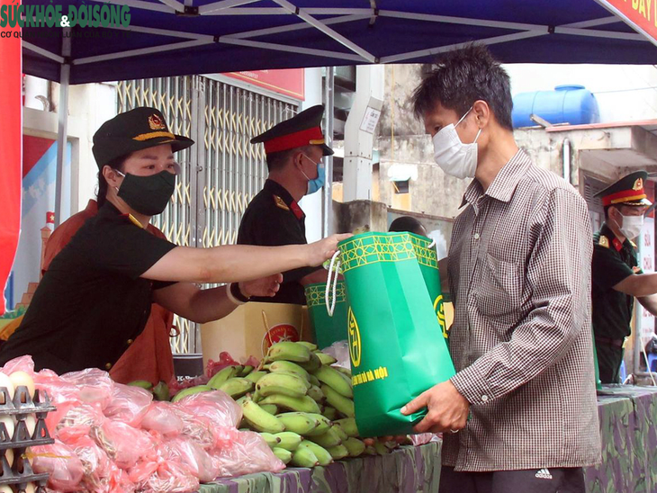 Người nghèo rớm nước mắt khi đi "chợ 0 đồng" tại Hà Nội - Ảnh 1.