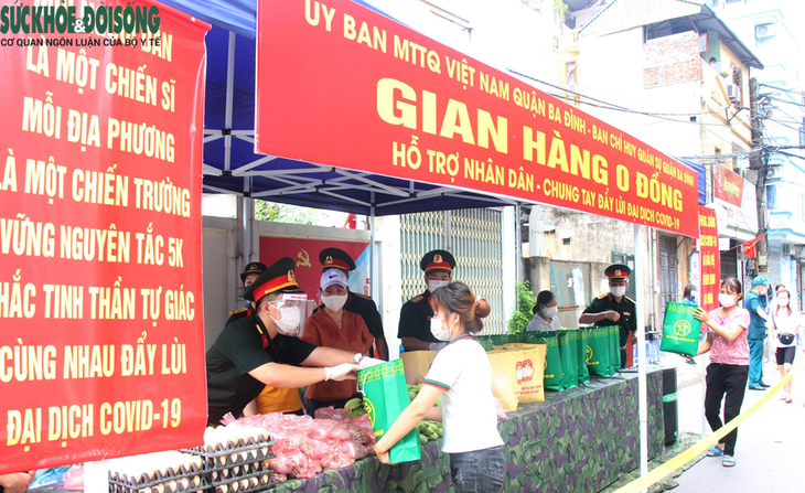 Người nghèo rớm nước mắt khi đi "chợ 0 đồng" tại Hà Nội - Ảnh 2.