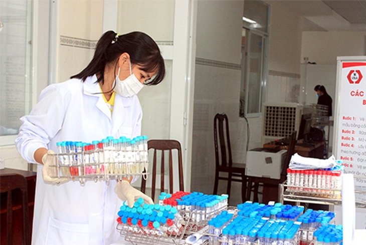 Nhân viên y tế lấy mẫu xét nghiệm tầm soát cho người dân trên địa bàn TP.Biên Hòa, Đồng Nai Nhân viên y tế lấy mẫu xét nghiệm tầm soát cho người dân trên địa bàn TP.Biên Hòa, Đồng Nai