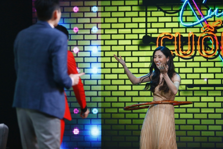 Hoa hậu Lương Thùy Linh vừa lắc vòng vừa làm toán siêu nhanh - Ảnh 4. Hoa hậu Lương Thùy Linh 3