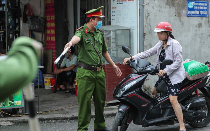 Hà Nội: Hàng loạt mắc COVID-19 cộng đồng, nhưng nhiều người vẫn không đeo khẩu trang - Ảnh 1. Hà Nội: Hàng loạt mắc COVID-19 cộng đồng, nhưng nhiều người vẫn không đeo khẩu trang - Ảnh 1.