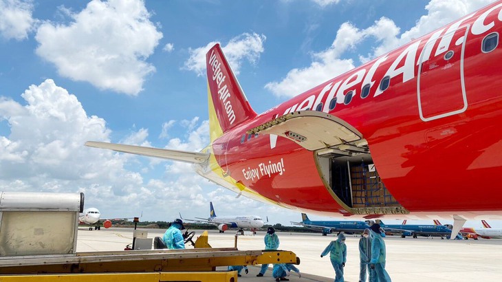 Chuyến bay Vietjet chở 200 máy thở cao cấp, hiện đại từ Đức đã hạ cánh - Ảnh 1.