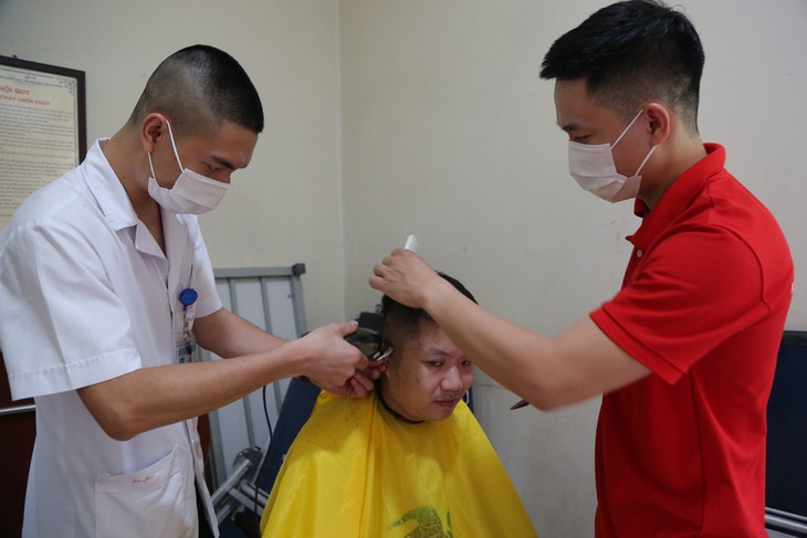 Hàng trăm thầy thuốc "xuống tóc" trước khi bước vào tâm dịch đẩy lùi COVID-19 - Ảnh 1.