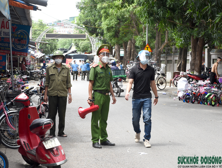 Quyết liệt triển khai đồng các biện pháp phòng, chống dịch ở ổ dịch Chợ đầu mối Vinh - Ảnh 5.
