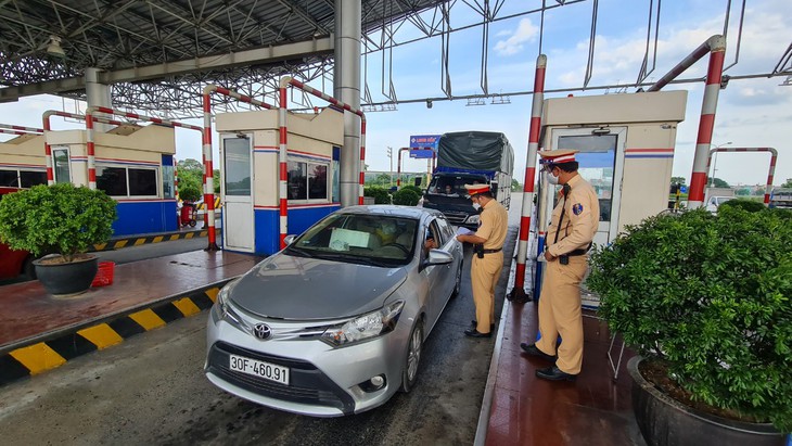 Trong một ngày, hơn 2.500 phương tiện phải quay đầu tại các chốt kiểm dịch vào Hà Nội - Ảnh 2. Trong một ngày, hơn 2.500 phương tiện phải quay đầu tại các chốt kiểm dịch vào Hà Nội - Ảnh 2.