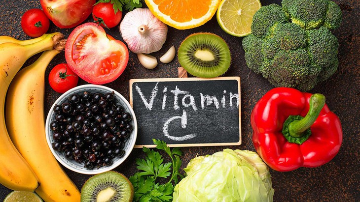 Bổ sung vitamin C liều cao phòng COVID-19, nên hay không nên? - Ảnh 2.