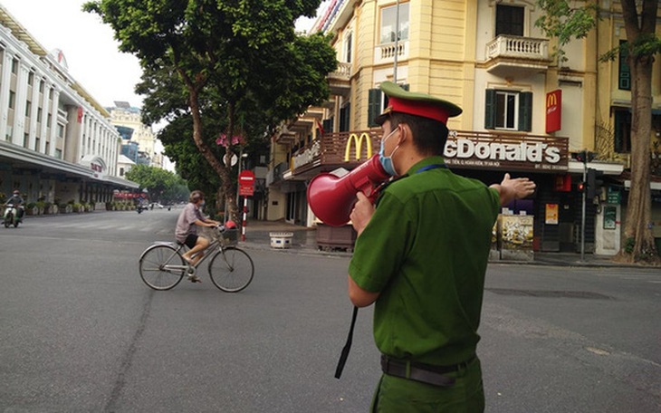 Số người bị xử phạt vi phạm về phòng, chống dịch COVID-19 ở Hà Nội giảm mạnh - Ảnh 1. Số người bị xử phạt vi phạm về phòng, chống dịch COVID-19 ở Hà Nội giảm mạnh - Ảnh 1.