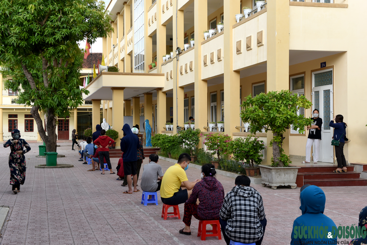 Nghệ An tổng lực lấy mẫu xét nghiệm các trường hợp liên qua đến chợ đầu mối Vinh. - Ảnh 9. Nghệ An tổng lực lấy mẫu xét nghiệm các trường hợp liên qua đến chợ đầu mối Vinh. - Ảnh 9.