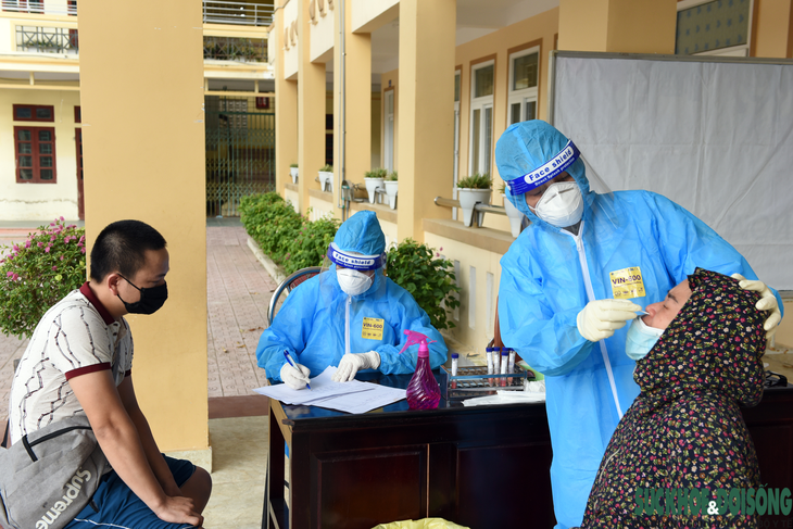Nghệ An tổng lực lấy mẫu xét nghiệm các trường hợp liên qua đến chợ đầu mối Vinh. - Ảnh 10. Nghệ An tổng lực lấy mẫu xét nghiệm các trường hợp liên qua đến chợ đầu mối Vinh. - Ảnh 10.