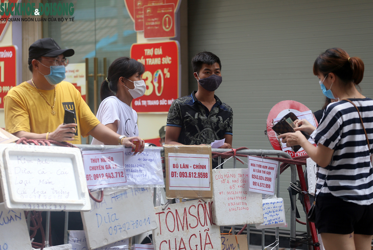 Người dân đi "chợ nhà giàu" ở Hà Nội theo phong cách "alo là mang hàng" - Ảnh 1. Người dân đi "chợ nhà giàu" ở Hà Nội theo phong cách "alo là mang hàng" - Ảnh 1.