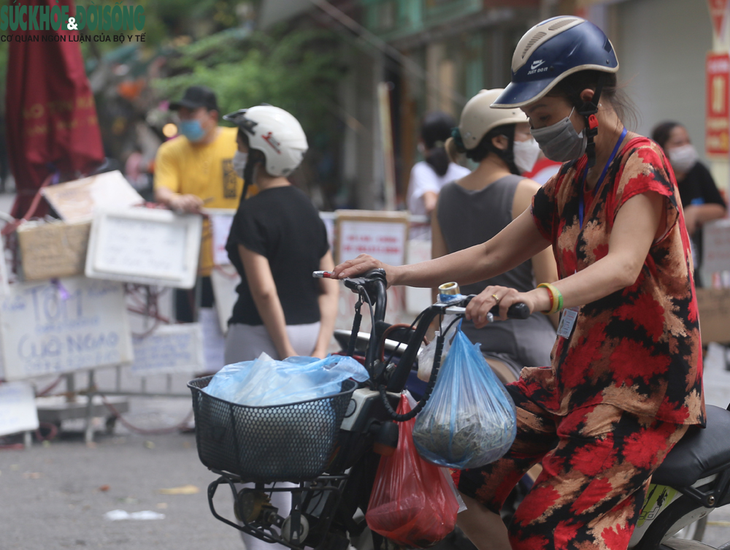 Người dân đi "chợ nhà giàu" ở Hà Nội theo phong cách "alo là mang hàng" - Ảnh 4. Người dân đi "chợ nhà giàu" ở Hà Nội theo phong cách "alo là mang hàng" - Ảnh 4.