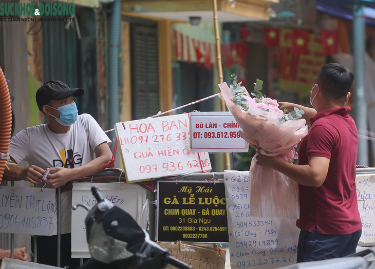 Người dân đi "chợ nhà giàu" ở Hà Nội theo phong cách "alo là mang hàng" - Ảnh 5. Người dân đi "chợ nhà giàu" ở Hà Nội theo phong cách "alo là mang hàng" - Ảnh 5.