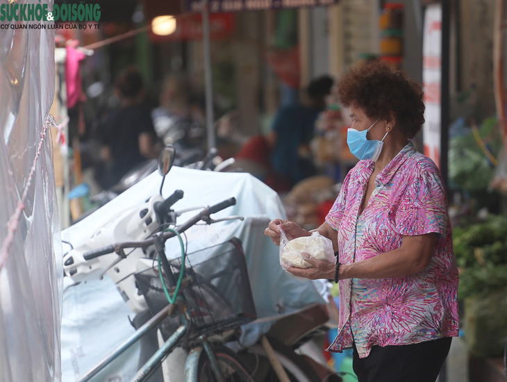 Người dân đi "chợ nhà giàu" ở Hà Nội theo phong cách "alo là mang hàng" - Ảnh 6. Người dân đi "chợ nhà giàu" ở Hà Nội theo phong cách "alo là mang hàng" - Ảnh 6.