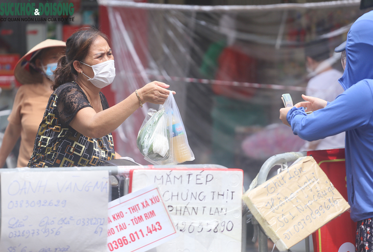 Người dân đi "chợ nhà giàu" ở Hà Nội theo phong cách "alo là mang hàng" - Ảnh 8. Người dân đi "chợ nhà giàu" ở Hà Nội theo phong cách "alo là mang hàng" - Ảnh 8.