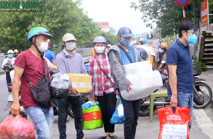 [Ảnh] Người dân đội nắng, xếp hàng tiếp tế đồ vào khu vực phong tỏa tại Hà Nội - Ảnh 2.