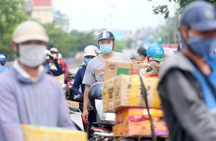 [Ảnh] Người dân đội nắng, xếp hàng tiếp tế đồ vào khu vực phong tỏa tại Hà Nội - Ảnh 5.